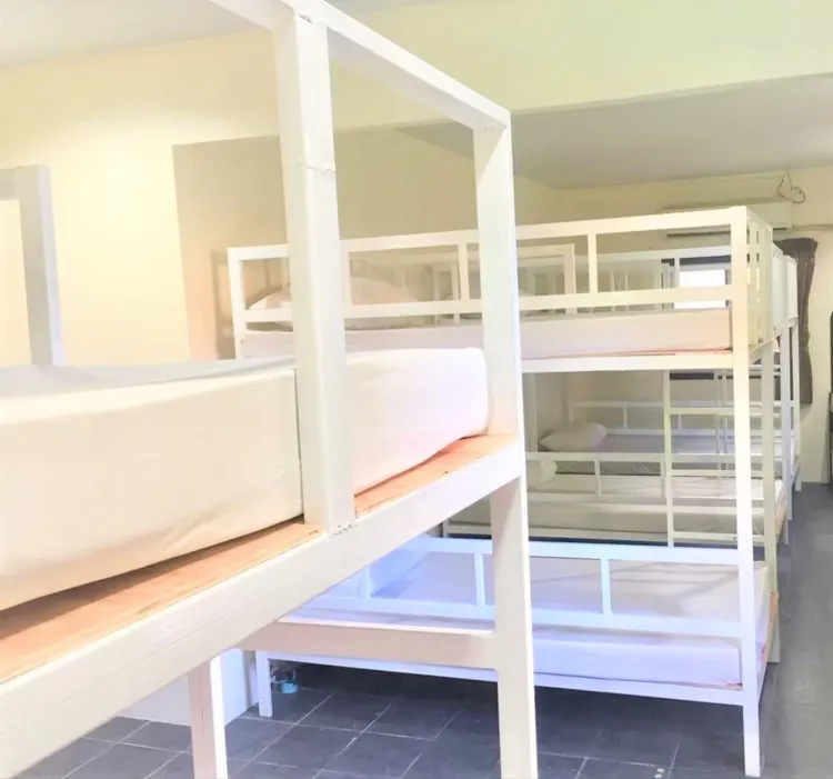 ห้องพักรวมชายหญิง 10 เตียง