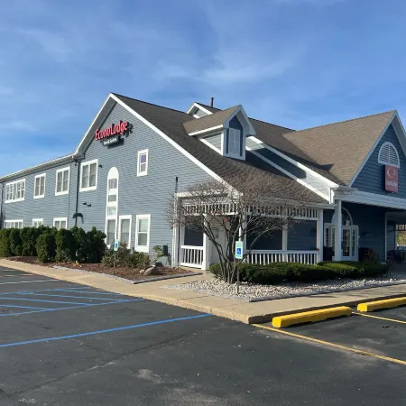 Econo Lodge & Suites
