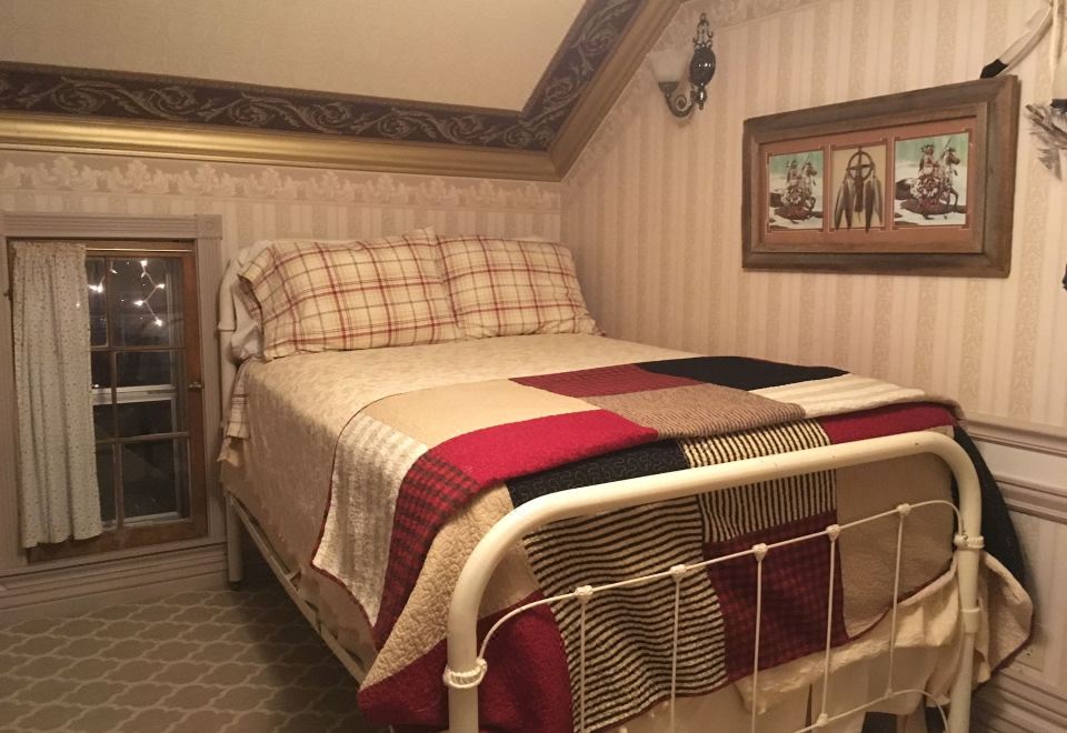 家庭房， 多张床， 私人浴室， 山景