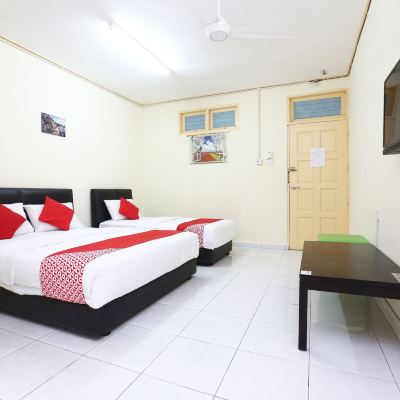 Deluxe Triple Room Kupon OYO 89640 Hotel Pelangi Marang