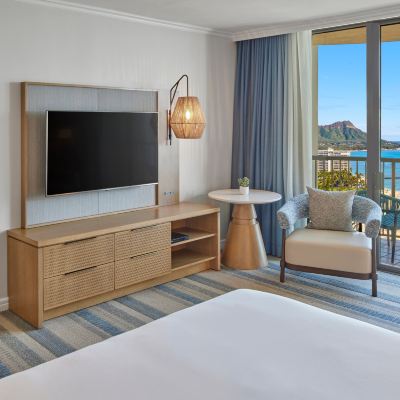 Rainbow Oceanfront High Floor 1 King Bed Mobility/Hearing Accessible Tub Hilton Hawaiian Village Waikiki Beach Resort Promo Code