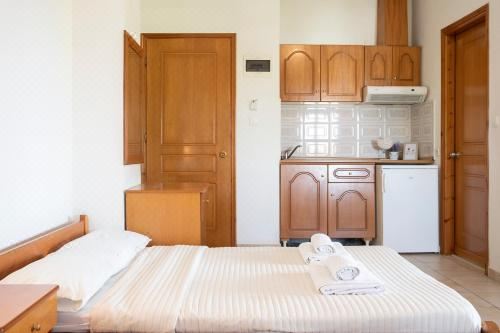 Gravanis Studios Basic Triple Room