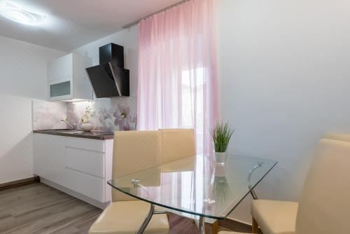 带阳台和海景的两卧室公寓