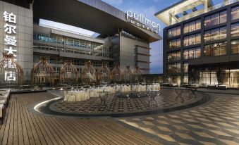 A spacious outdoor patio area with tables and chairs is available for events at Pullman Guangzhou Baiyun Airport