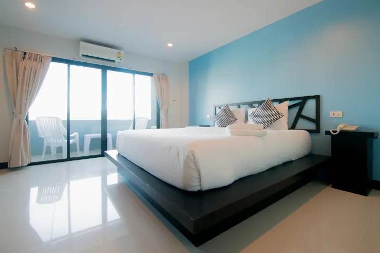 ห้องพร้อมระเบียงวิวเมือง(เตียงใหญ่)