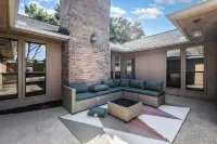3Br Oasis with Heated Pool, Hot Tub and King Bed in Allen