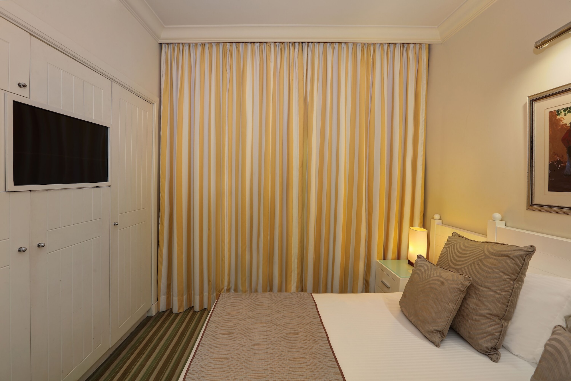 家庭套房， 多张床