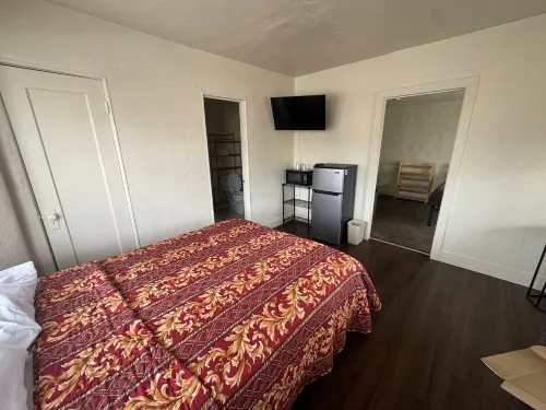The Oaks Motel