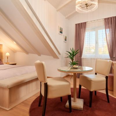 Deluxe Quadruple Room with City View Lanterna Rooms Promo Code