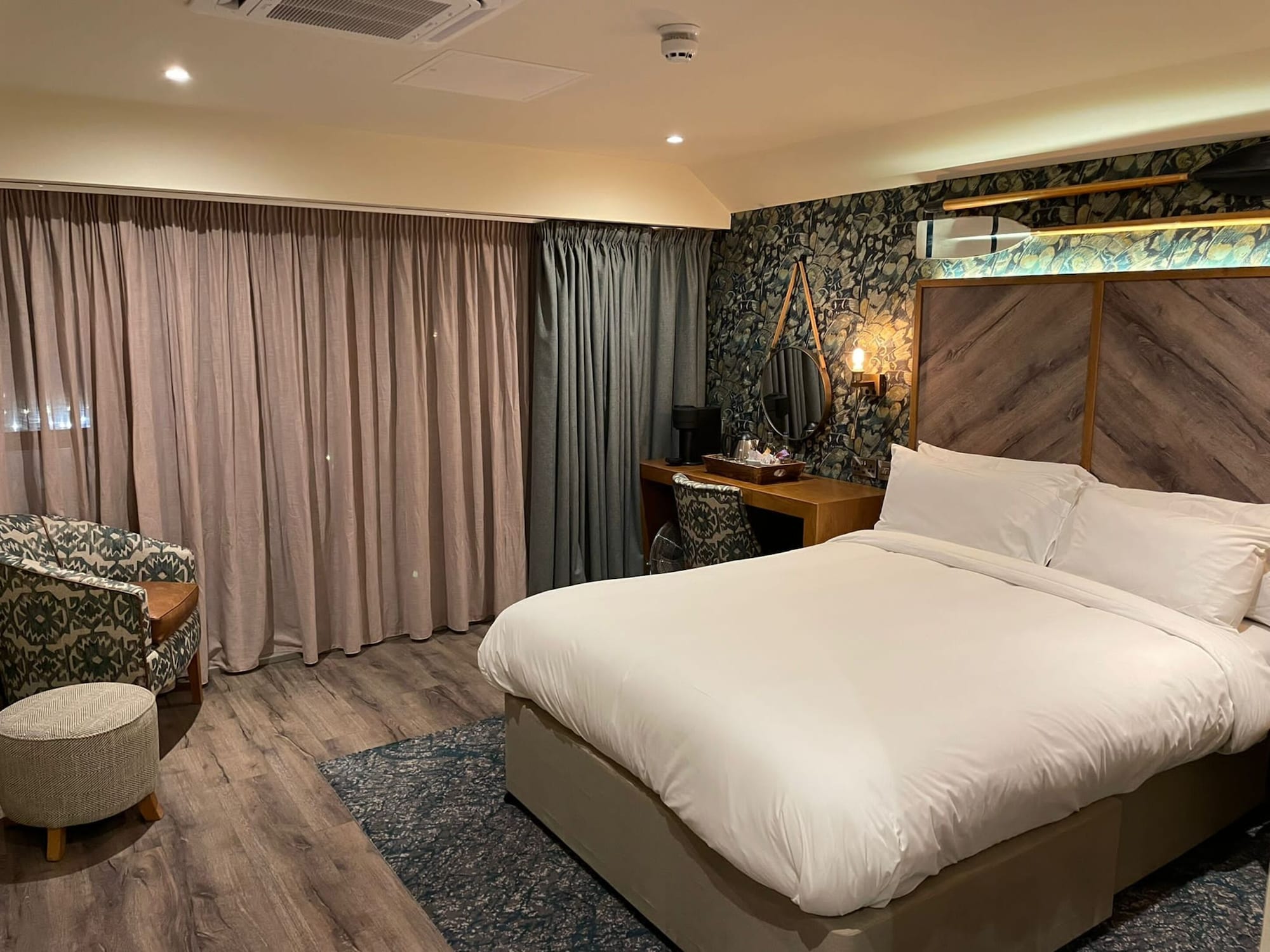 高级双人房带局部河景