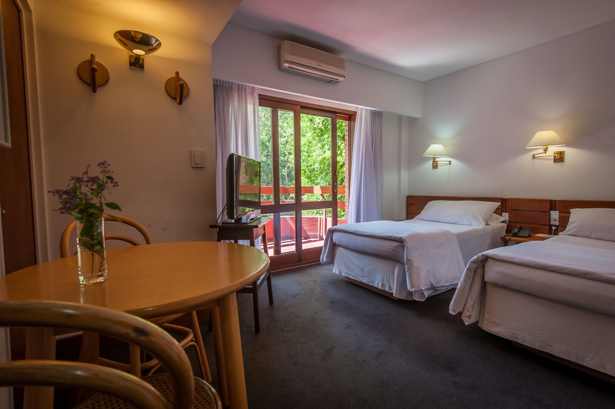 标准双人或双床房，1张特大床，阳台，花园景