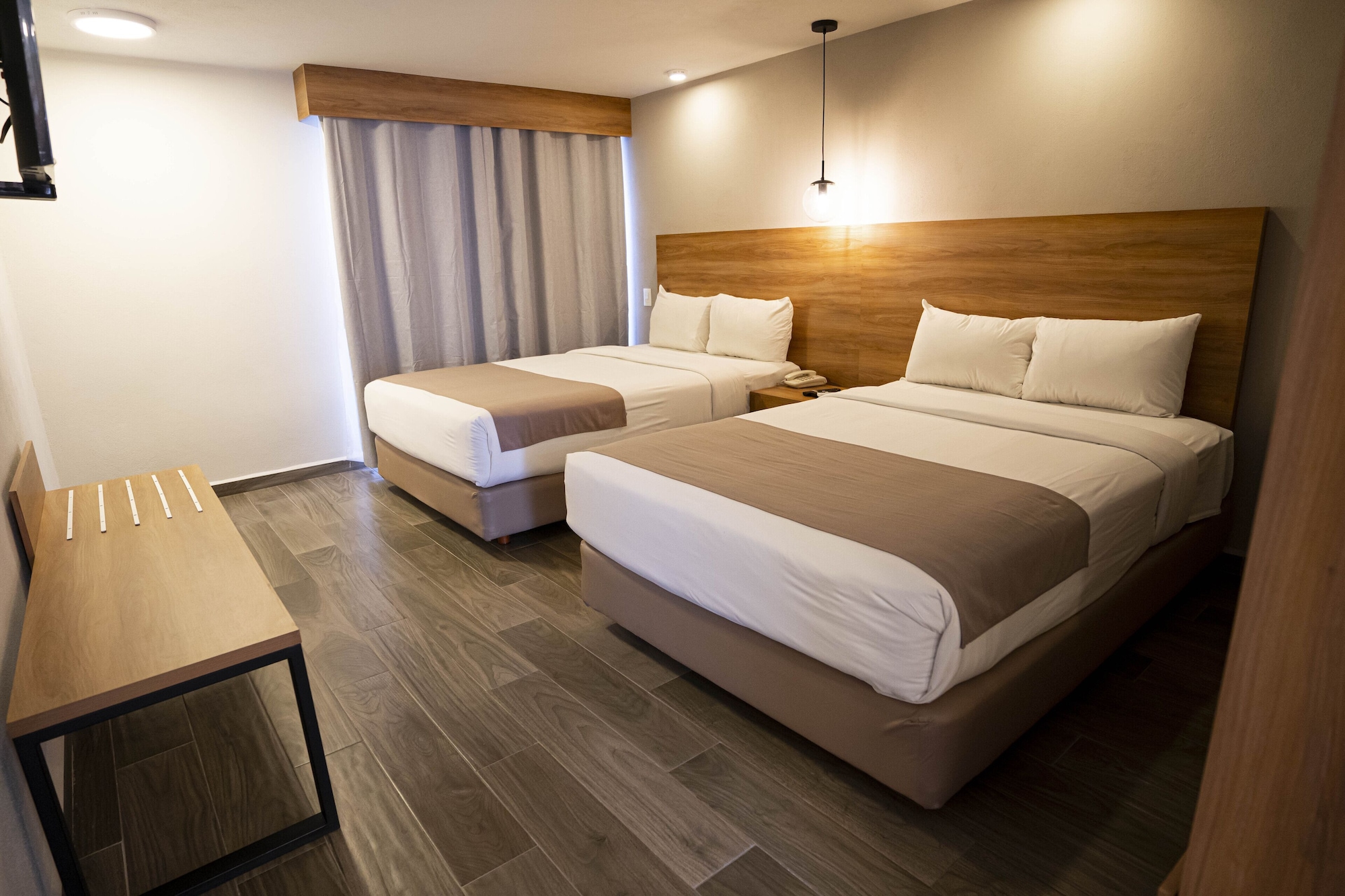 标准房， 2 张双人床， 泳池景观