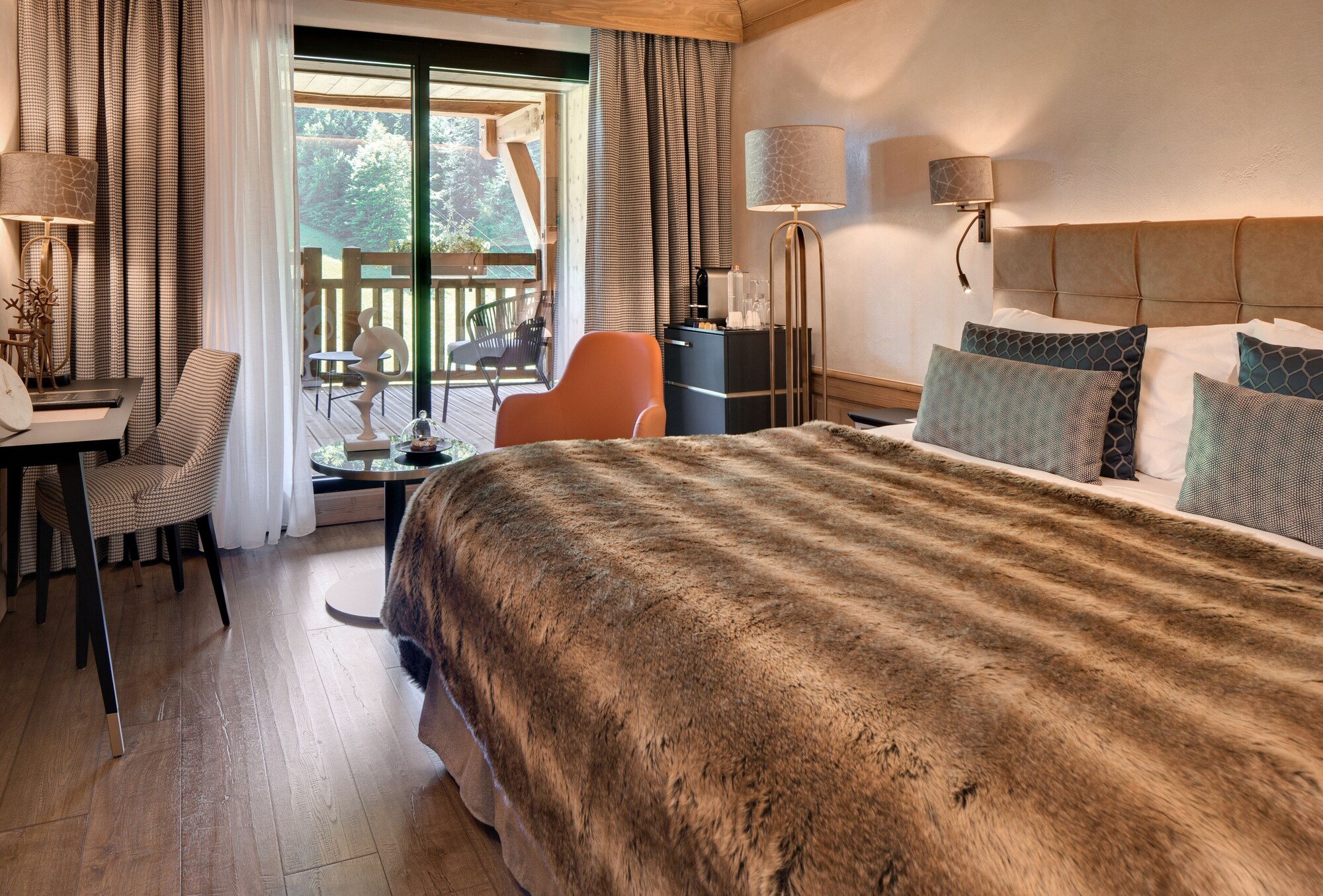 带有阳台的山景高级双人间