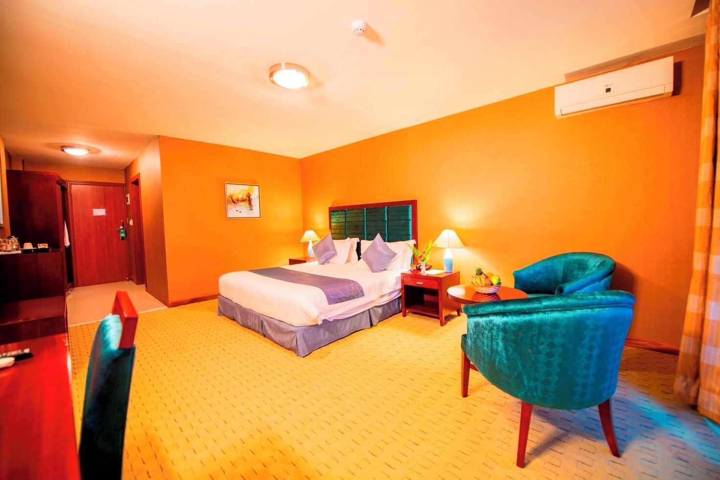 高级房， 1张大床，可使用泳池， 高尔夫球场景观