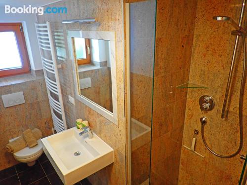 带阳台的两卧室公寓