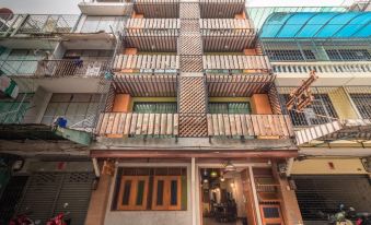 Banthat Thong Hostel