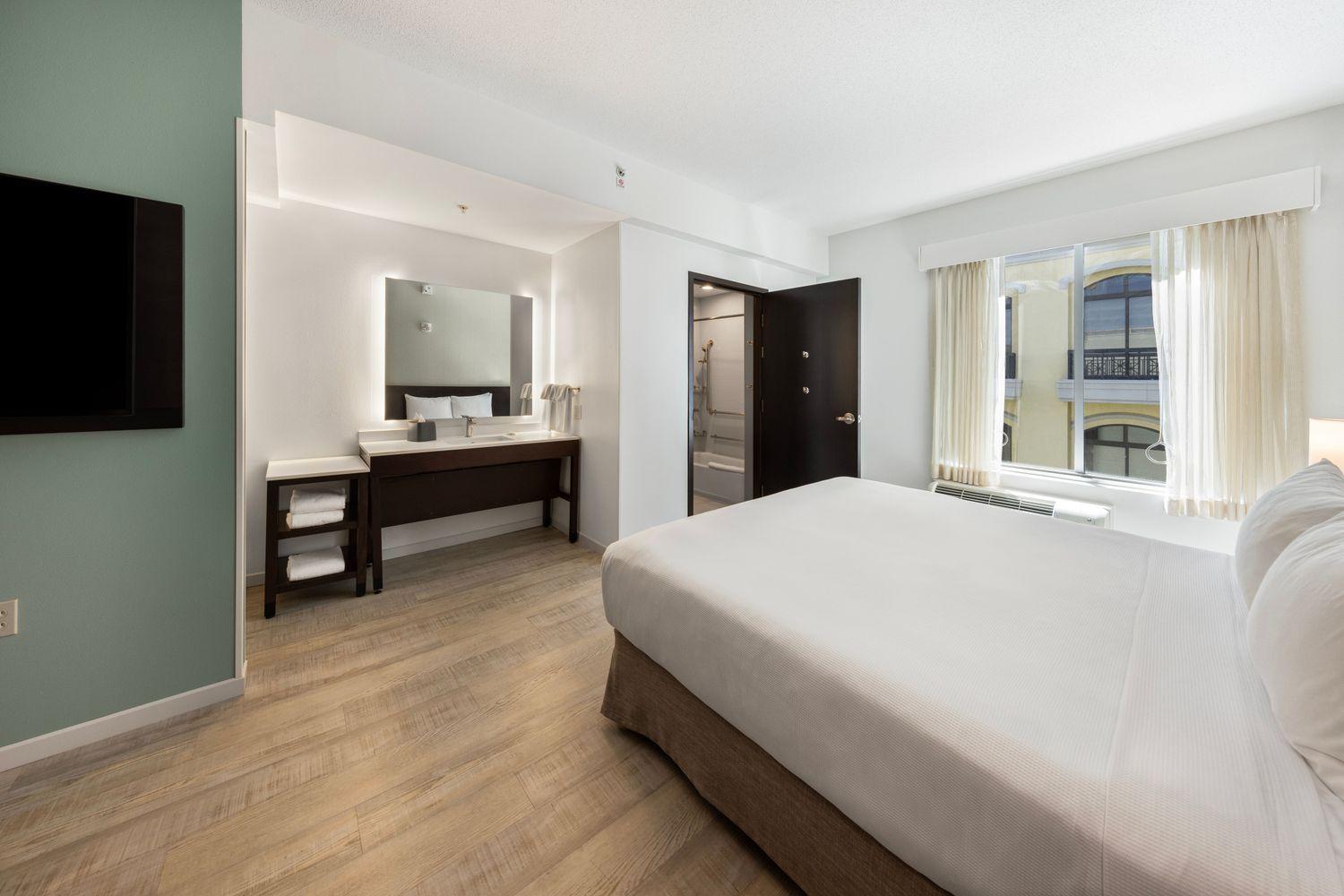 无障碍特大床房（带淋浴和梳化床）