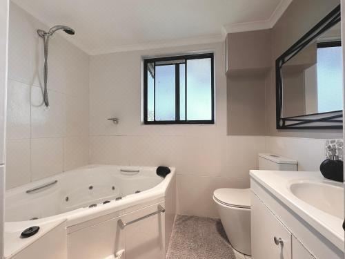 湖景两卧室公寓 - 带spa浴缸