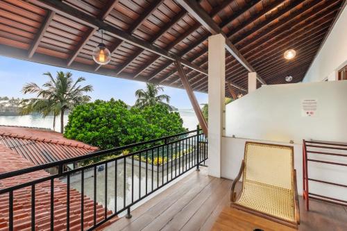 带阳台和海景的豪华双人房