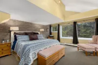 Keystone Ski Resort w/ Free Shuttle, Pet Friendly, Private Hot Tub, Pool Access!