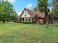 Beautiful Tudor Style home centrally located, and packed with amenities! ベルトンのホテル