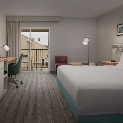 Mobility/Hearing Accessible King Room with Roll in Shower Hilton Garden Inn Los Angeles Marina Del Rey Promo Code