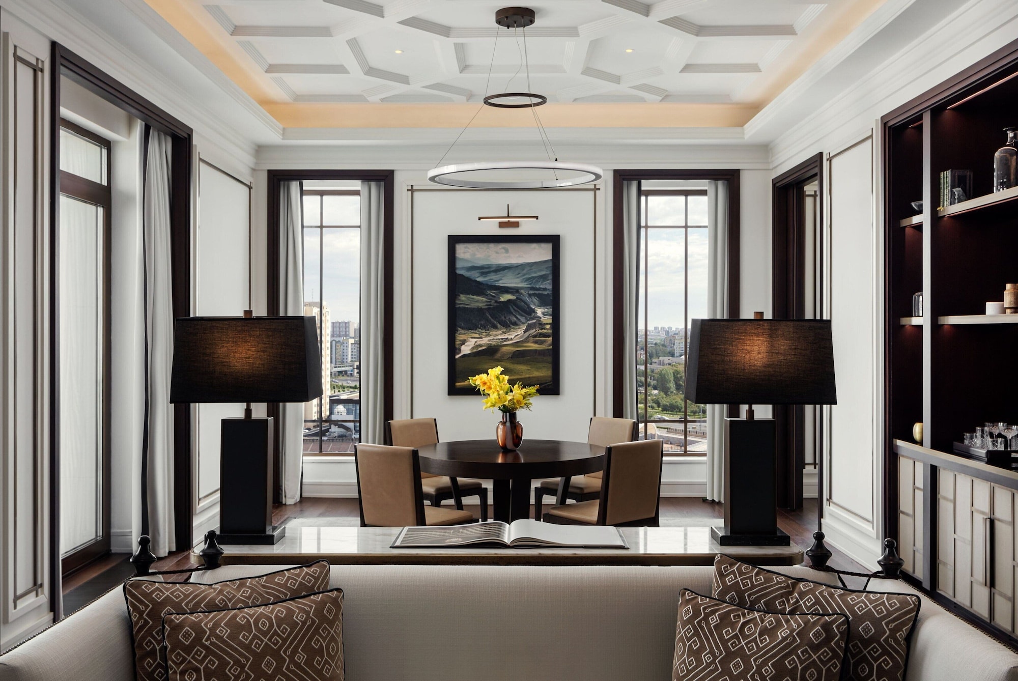 瑞吉套房，一卧室较大套房，1张特大床，河景