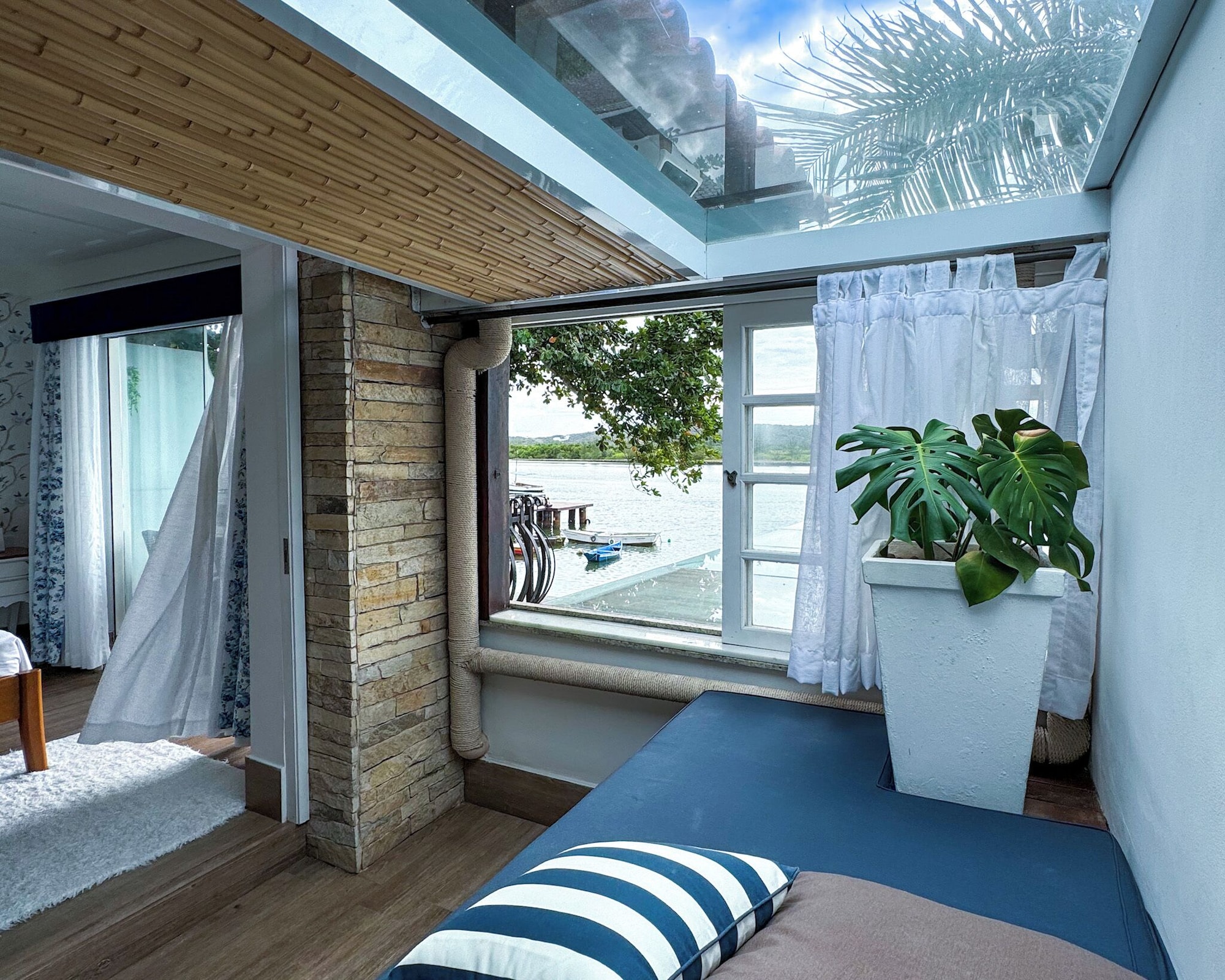 行政套房， 1 张大床， 湖景