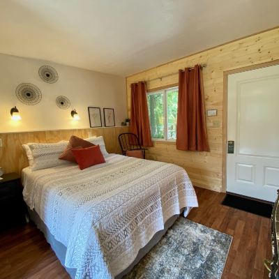 Comfort Room, 1 Queen Bed, Non Smoking, Refrigerator&Microwave Emerald Valley Inn Promo Code