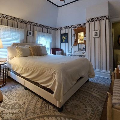 Standard Queen Room The Inn at Ludington Promo Code