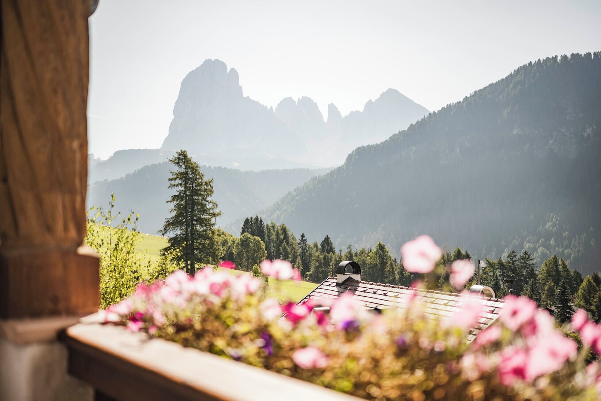 舒适房间与阳台和白云石景观