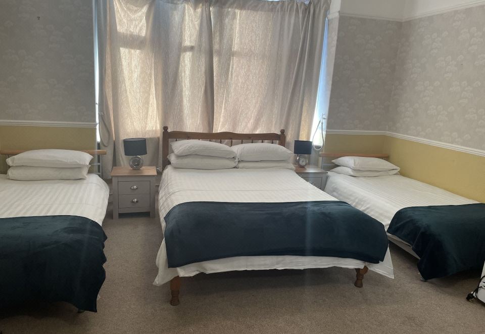 豪华四人房， 独立浴室