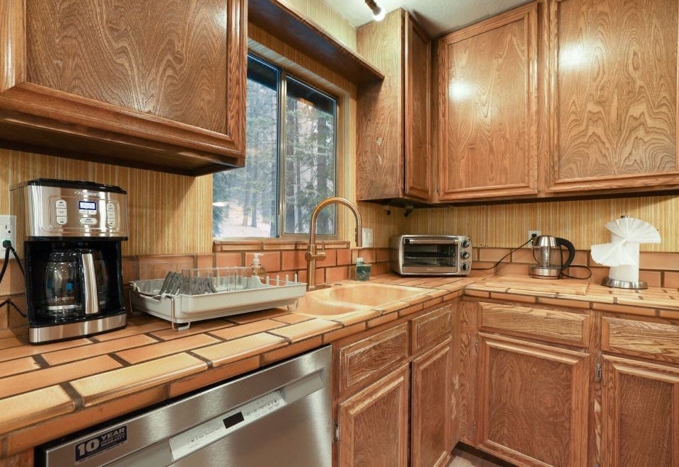 小屋，多张床，带热水浴缸，山脉景观（南方松林）