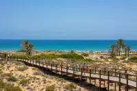 Lujoso apartamento de 2 dormitorios en Arenals del Sol con piscina y vistas al mar
