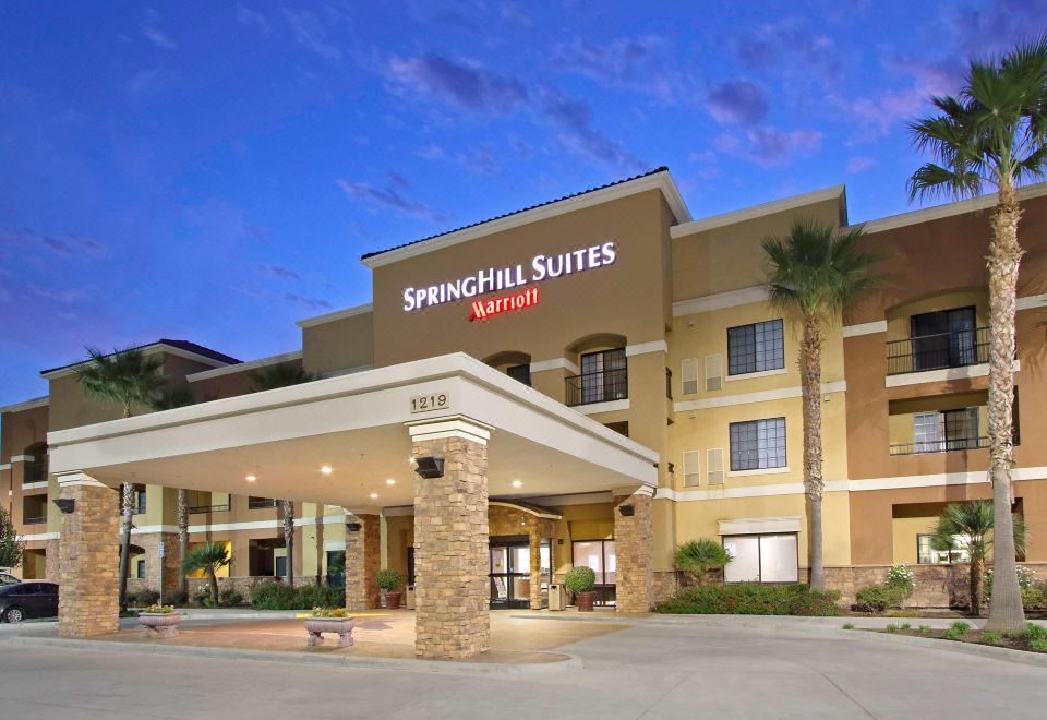 "a hotel with a sign that reads "" springhill suites by marriott "" prominently displayed on the front of the building" at SpringHill Suites Madera