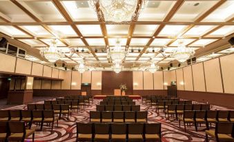 a large conference room with rows of chairs arranged in a semicircle , creating an auditorium - like setting at Hotel Buena Vista