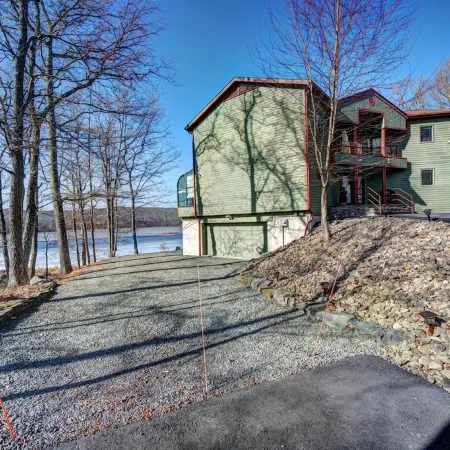 Water front boating, fishing, swimming, ski, golf, horseride, hike & more!