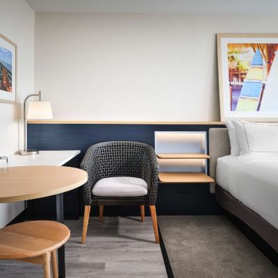 房間，1張大床，陽台，高樓層，部分海景（聽力無障礙） 佛羅里達可可比奇海灘-海濱希爾頓花園酒店優惠