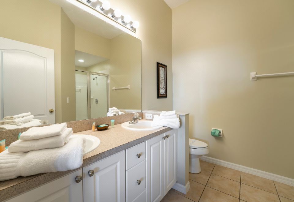 门禁社区绿洲带泳池和水疗-精致家庭休闲