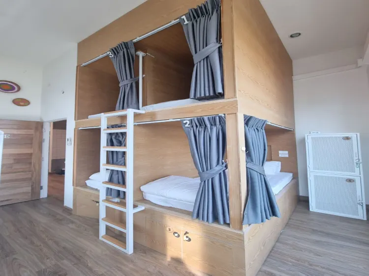 ห้องอีโคโนมีพักรวม, ผู้หญิงเท่านั้น