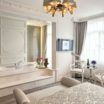 Jacuzzi Suite Mirrors Hotel Promo Code