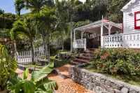 Flamboyant Cottage - Spectacular View & Pool Hotels in 