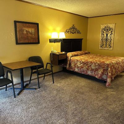 Standard Queen Room-Non-Smoking Interstate Inn Promo Code