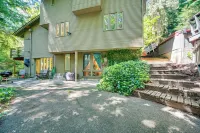 8 Mi to Lumen Field: Pet-Friendly Apt w/ Hot Tub Hotels in 