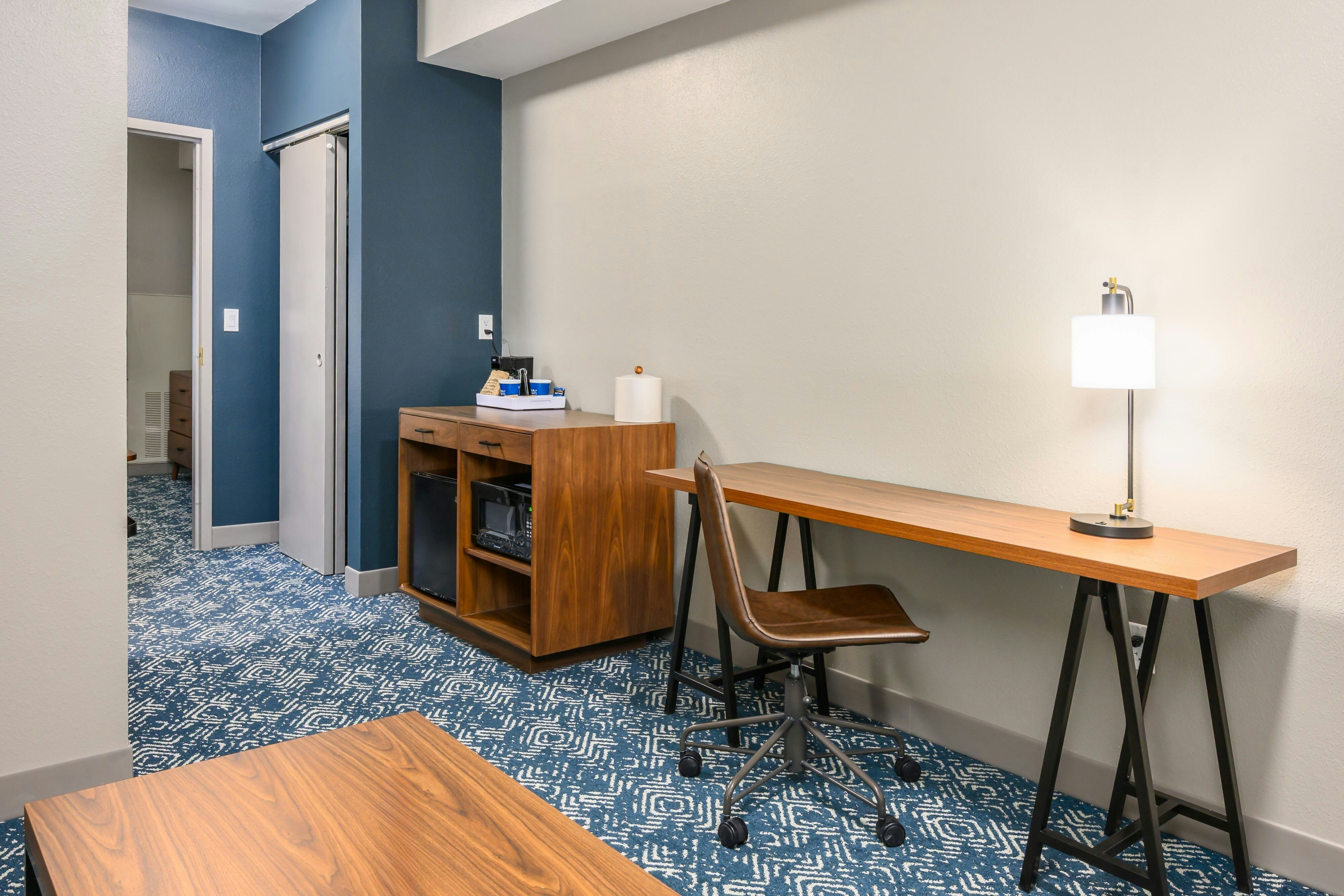 单卧室小型特大床套房，配有梳化床