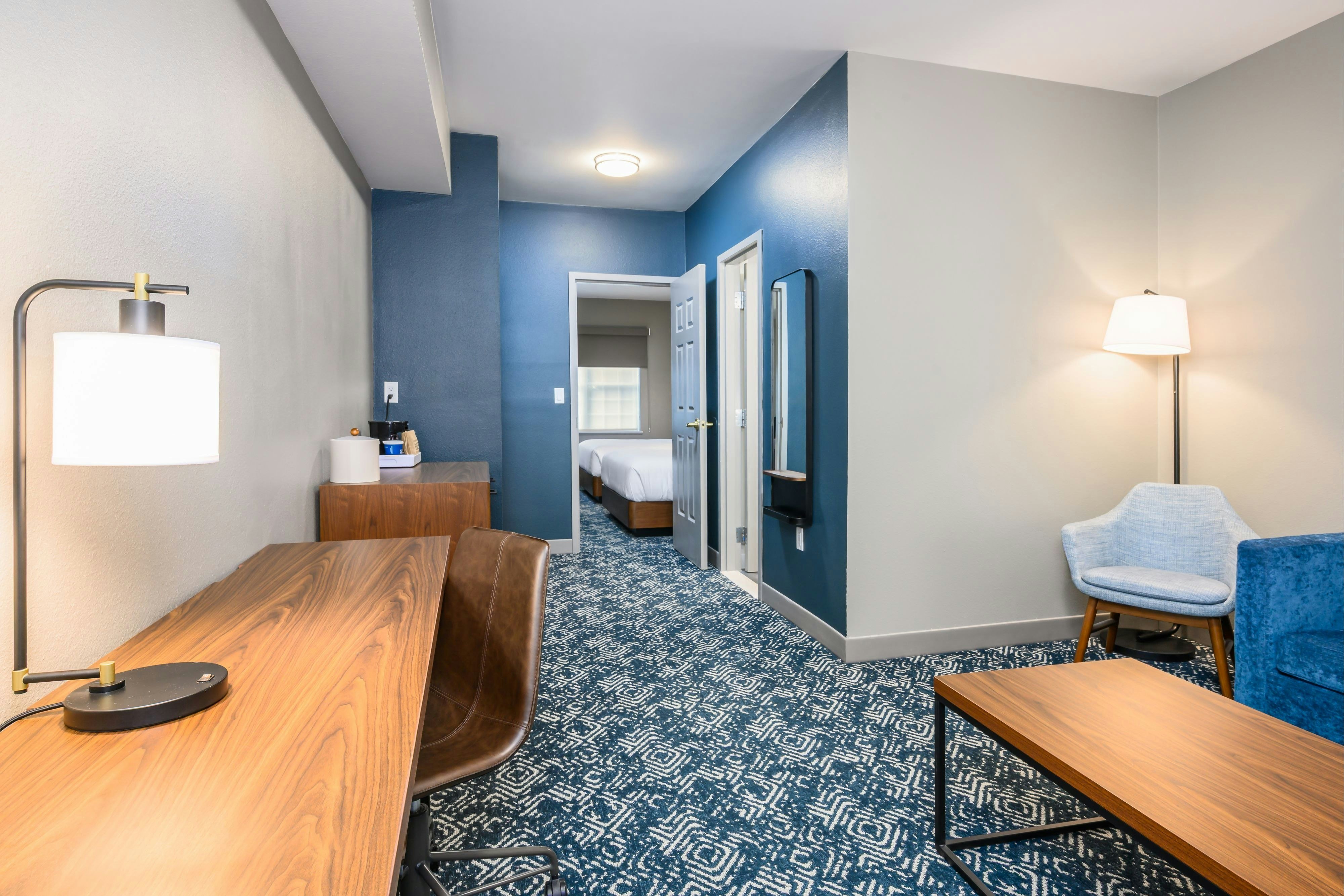 小型套房， 2 张大床和 1 张梳化床