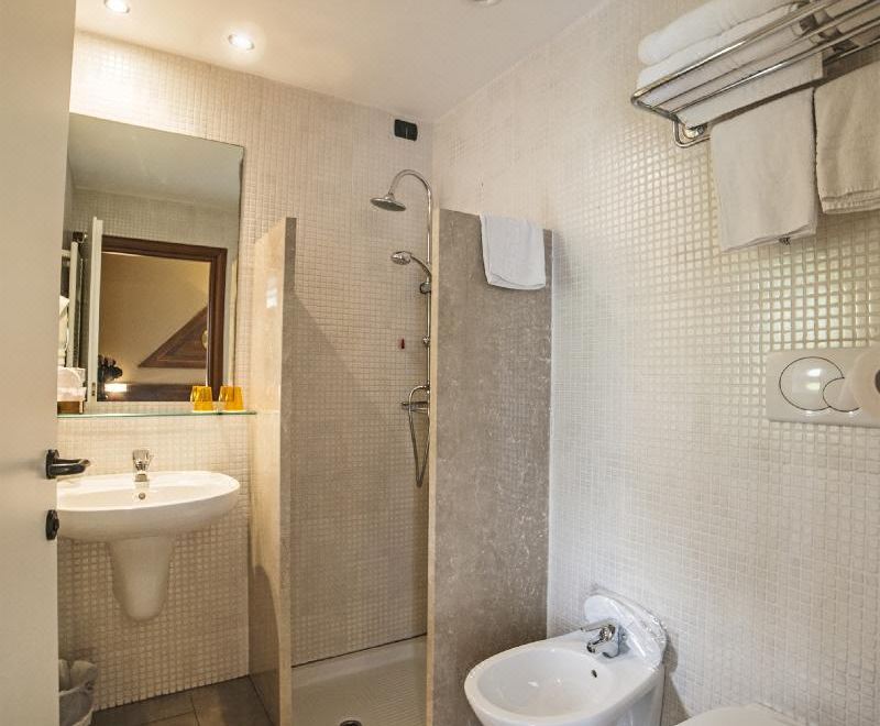 享有部分湖景的三人间