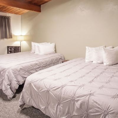 Premium Cabin, 2 Queen Beds, Mountain View