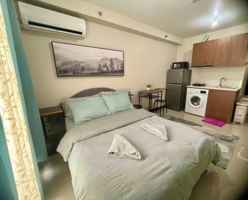 Near Beach Condo with 2 Olympic Size Pool Studio With Balcony