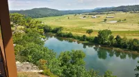 Calico Rock Cabin-500 Calico St 390 Chessmond Ferry Rd viewing the White River